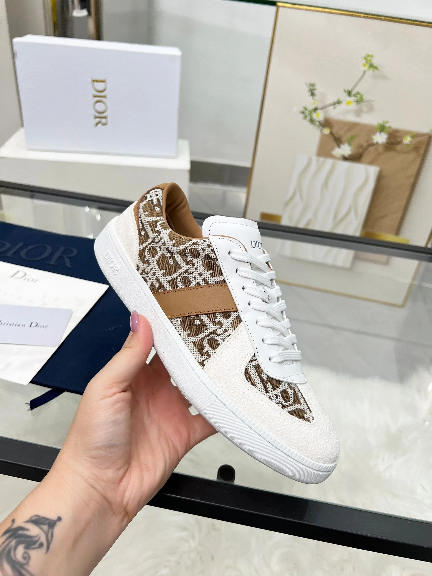 👟👟Ex-factory price 460👟👟Male size +10 correct✅ version. 𝐃𝐢𝐨𝐫 𝟮𝟱𝐏𝐫𝐞-𝐅𝐚𝐥𝐥 𝐁𝐞𝐫𝐥𝐢𝐧 𝟬𝟭 Dior B01 couple casual moral training shoes white shoes sneakers late 90s fashion brand Maison Margiela purchased GAT in large quantities and gave them a makeover. This shoe type of De Xun officially started its fashion journey. Original: Top layer of cowhide, cowhide lining, original outsole Size: 35-45 (40 for women, 45 for men, custom made, non-refundable)